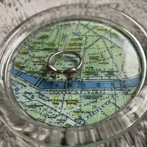 cute little bow ring - size 6